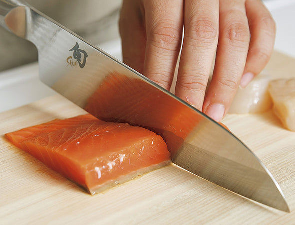 KAI Shun Classic Santoku Japanese Kitchen Knife 175mm image 2