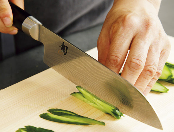 KAI Shun Classic Santoku Japanese Kitchen Knife 175mm image 3
