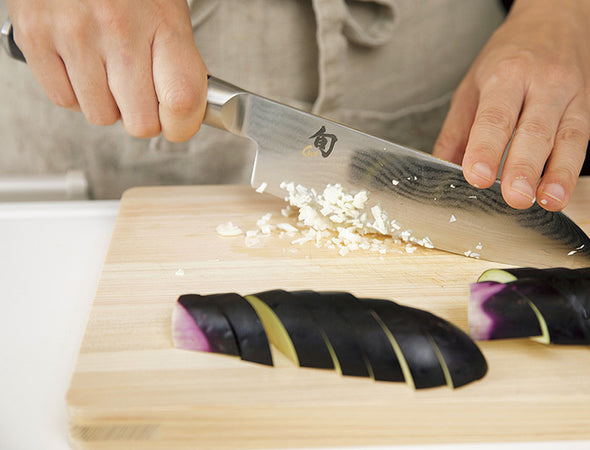 KAI Shun Classic Santoku Japanese Kitchen Knife 175mm image 4